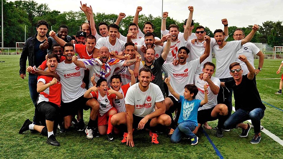 Über den Titelgewinn des SV Rot-Weiß Walldorf II in der Fußball-B-Liga freuten sich (oben von links) Amer Adilovic, Yakup Aktas, Nikos Hommel, Luigi Scollo, Corbinian Topmöller, Hicham Wahid, Alejandro Staudenmeier, Dusan Bogdanovic, Assil Mohebbi, Steffen Gernandt, Tim Springer, Niko Imparato, Trainer Jörg Nowka sowie (unten von links) Kaan Nural, Joel Mekonnen, Abdelmalek Benali, Javier Ramirez,