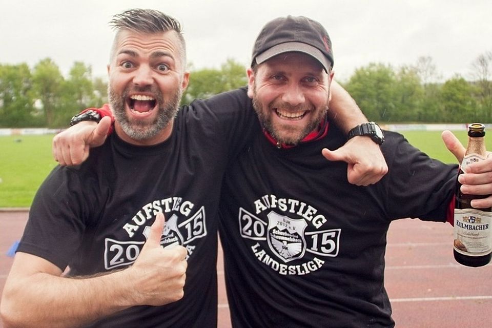 Thorsten Büttner mit Trainerkollege Mario Schindler nach dem Aufstieg mit der DJK Schwebenried7 Schwemmelsbach in die Landesliga