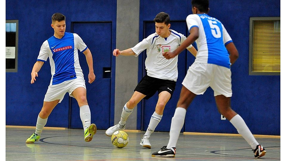 it guter Ballbehandlung gewannen Mehmet Caner (Mitte) und die A-Junioren von Gastgeber SV Concordia Gernsheim II ihr Hallenturnier. In dieser Szene behauptet sich der Gernsheimer gegen Roman Köbel (links) und Hebran Ghebremichael (JSG Ueberau/Georgenhausen). 	Foto: Uwe Krämer