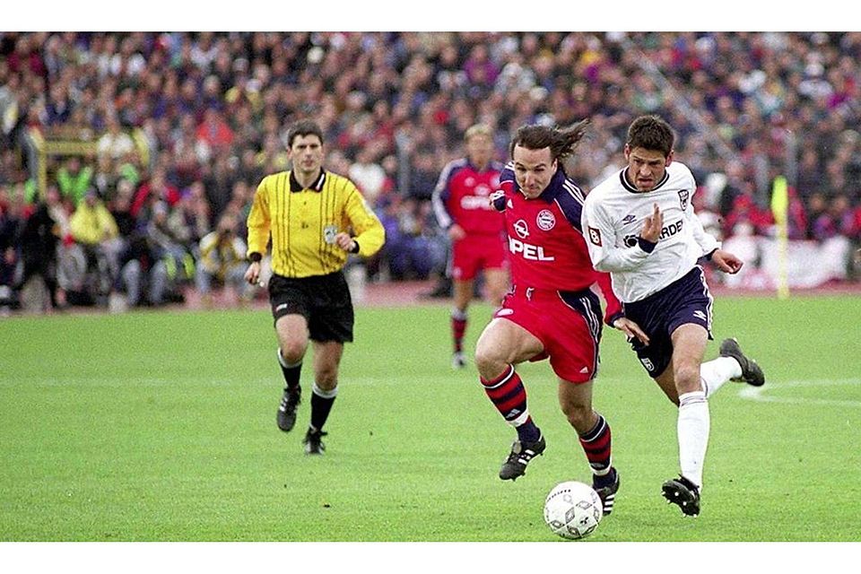 Bei beiden SSV-Klubs am Ball: Oliver Otto (rechts, hier im April 2000 im Ulmer Gastspiel in der Bundesliga bei Bayern München gegen Jens Jeremies, links ist Schiedsrichter Markus Merk zu erkennen) kickte anschließend für den SSV Reutlingen.