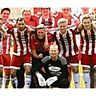 Eine starke Gemeinschaft: Die Fußballer des TV Neuenburg freuten sich nach dem schwer erkämpften Remis gegen Hooksiel II über den vorzeitigen Gewinn der Meisterschaft. Volkhard Patten