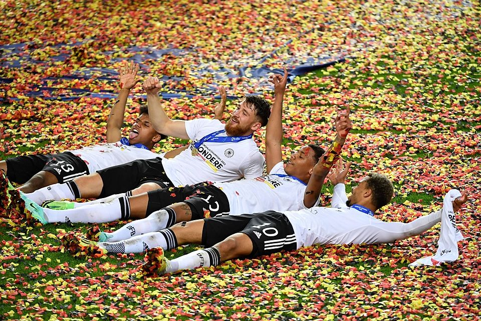 Was ein Triumph: Die deutsche U21-Nationalmannschaft (l. Karim Adeyemi) ist Fußball-Europameister.