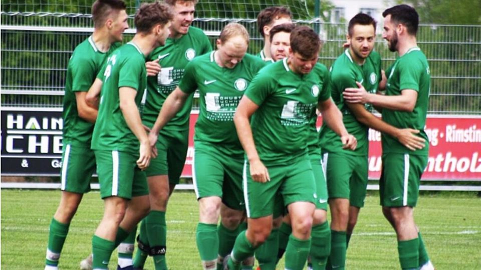 Niklas Schmid (li.) erzielte sein erstes Tor für die Herren des FC Grünthal