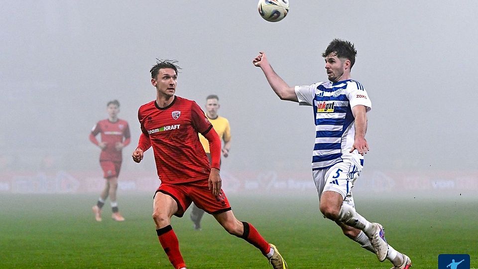 Im dichten Nebel haben der FC Ingolstadt und der MSV Duisburg gespielt.