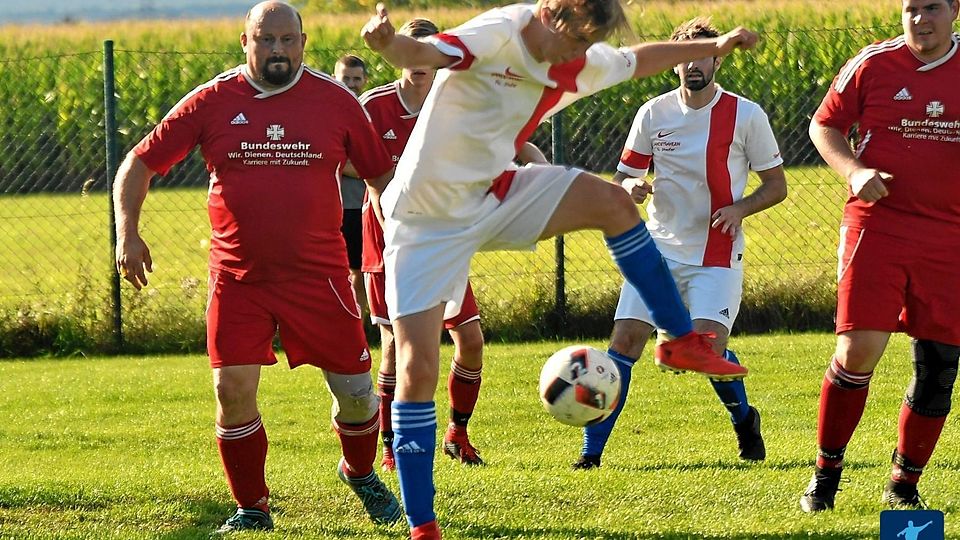 Der TSV Neunkirchen (in Weiß) feiert mit Hilfe vieler Neuzugänge des sich zurückziehenden VfB Weiden ein Comeback als eigenständiger Verein auf der Fußballbühne im Kreis Weiden.