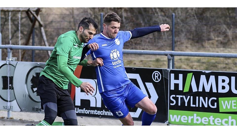 Sefa Demirci (l.), Kapitän des SSV Dillenburg, hat mit seiner Mannschaft schon erfolgreichere Zeiten erlebt – zum Beispiel in der vergangenen Runde in den Spielen gegen Langenaubachs Offensivmann David Nasaruk. (Archivbild) © Lorenz Pietzsch
