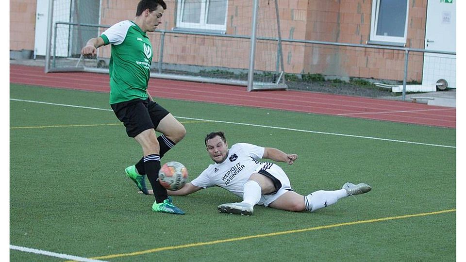 Selbst am Boden liegend versucht der Wiesbachtaler Michael Szymkow den Armsheimer Marco del Pin aufzuhalten.