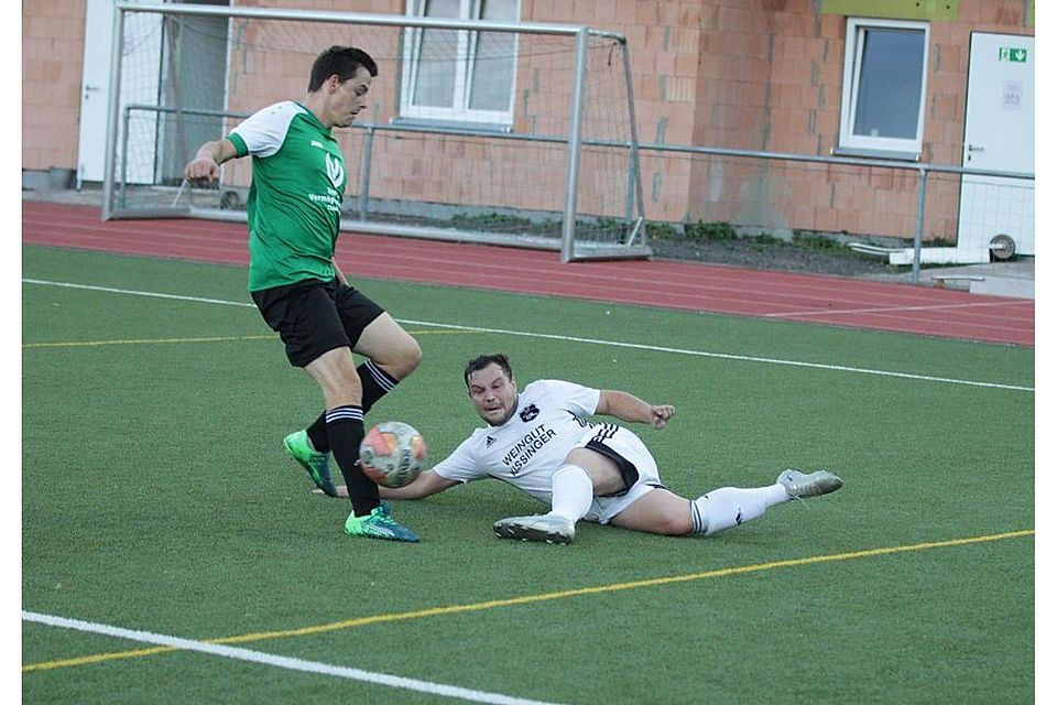 Selbst am Boden liegend versucht der Wiesbachtaler Michael Szymkow den Armsheimer Marco del Pin aufzuhalten.