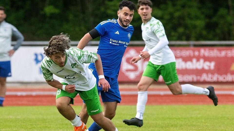 Pjetar Orosaj (in Blau) mühte sich mit dem FC Neustadt zu einem torlosen Remis gegen die DJK Donaueschingen. 