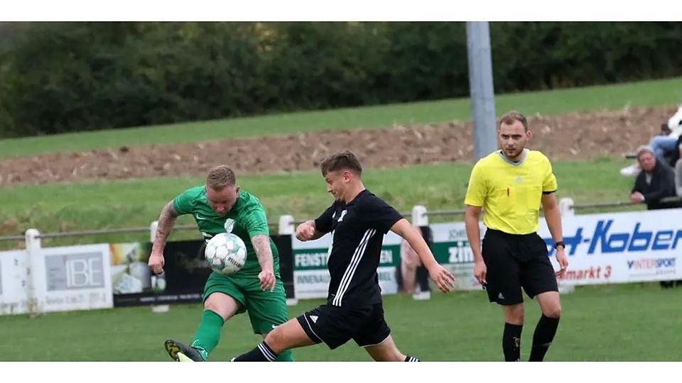 Jan Obermann (r.) und dder FSV Sschröck kassieren in der Fußball-Gruppenliga eine klare Niederlage bei der TSG Wieseck. (Archivbild) © Luca Raab
