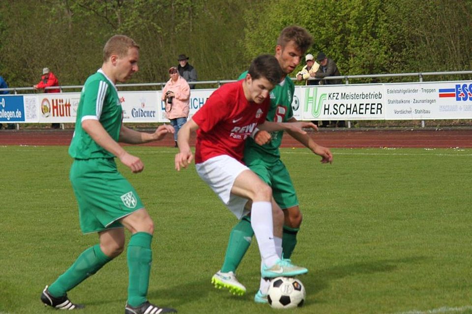 Foto:Toni Heist: Dreifacher Torschütze gegen Ahnatal: Kristian Noja (Mi.) hier in einer Szene gegen den TSV Heiligenrode