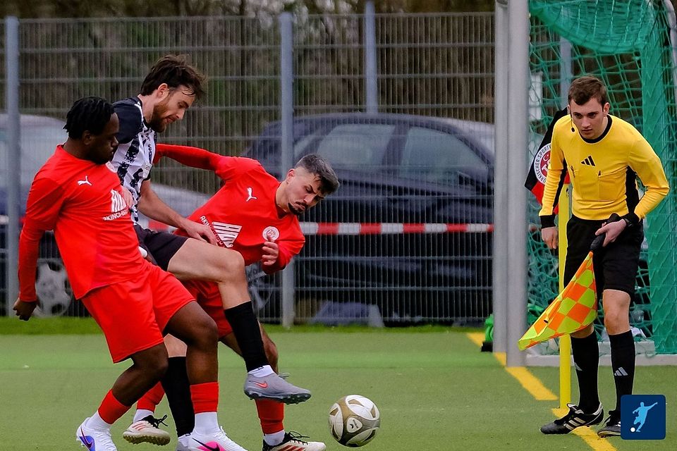 Die Spieler des Türkischen SV (rote Trikots/Archivbild) hatten in Dietkirchen im Abschluss das Pech gepachtet.