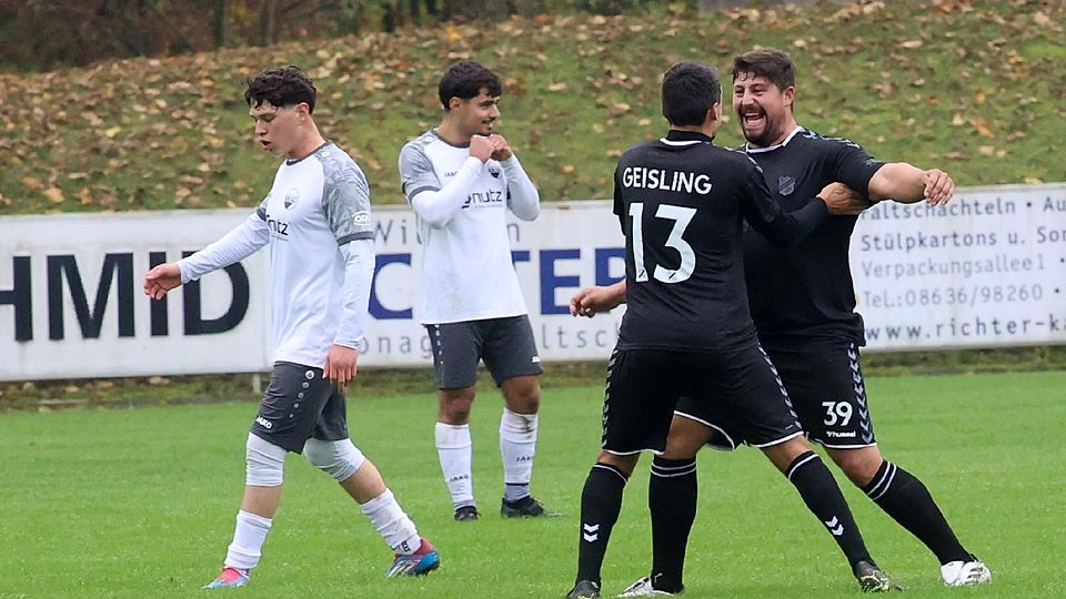 Dem Geislinger Doppeltorschützen Florian Rupprecht gratulierte hier Spielertrainer Maximilian Hintermaier (Nummer 13).