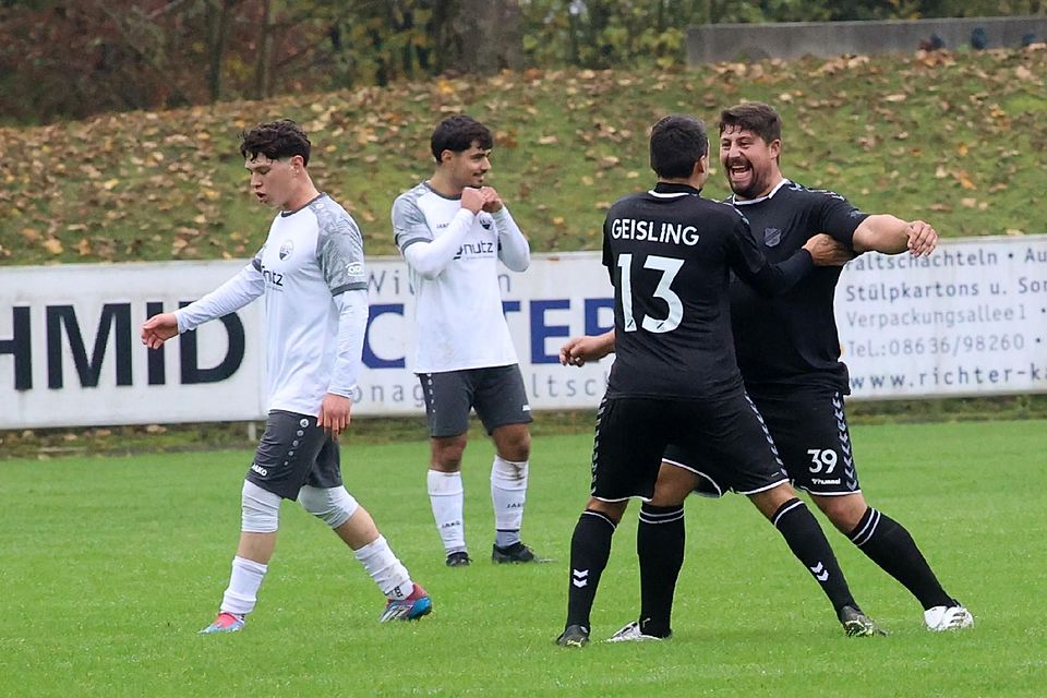 Dem Geislinger Doppeltorschützen Florian Rupprecht gratulierte hier Spielertrainer Maximilian Hintermaier (Nummer 13).