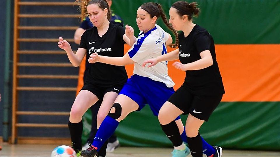 Kampf um den Ball zwischen Helena Tutschka (links) sowie Samantha Siegwart (rechts) vom SC Kickers Mörfelden II und Vanessa Schusano vom FC Leeheim. Beide Teams schafften beim SC-Turnier keine vordere Platzierung.