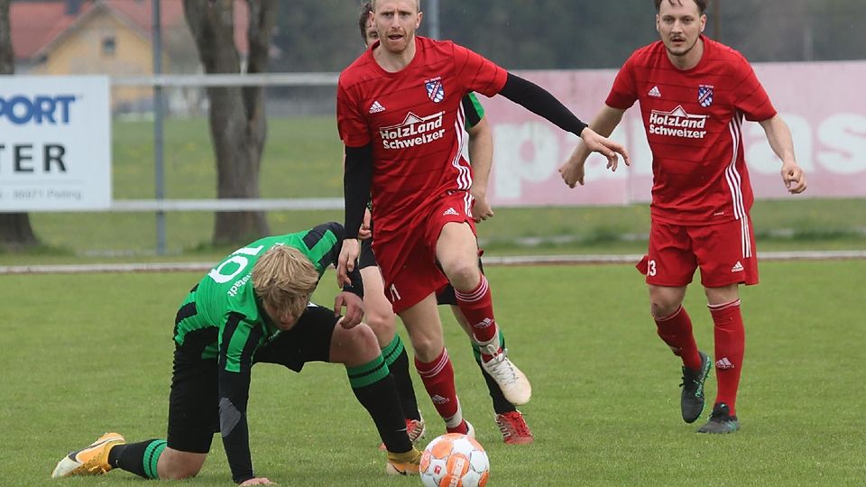 Nicola Haser (vorn, im roten Trikot) vom TSV Peiting im Kreisliga-Derby gegen den TSV Altenstadt.