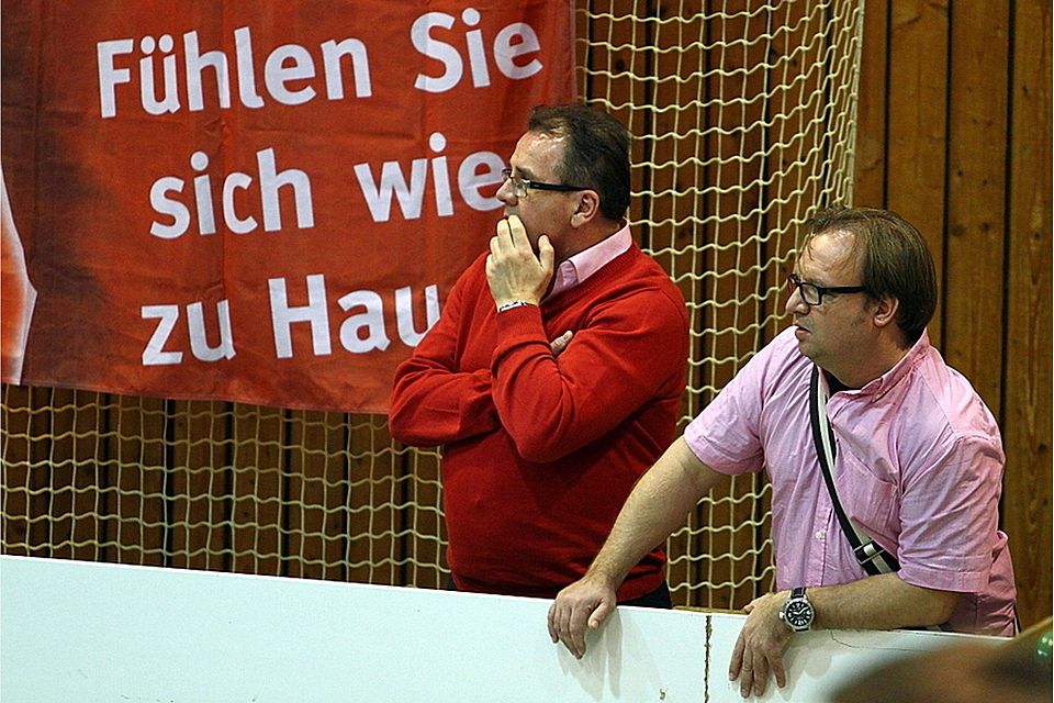 SV-Vorstand Dr. Georg Kobylka (li.)  und Abteilungsleiter Andre Obermüller blicken ratlos drein  Foto:Santner
