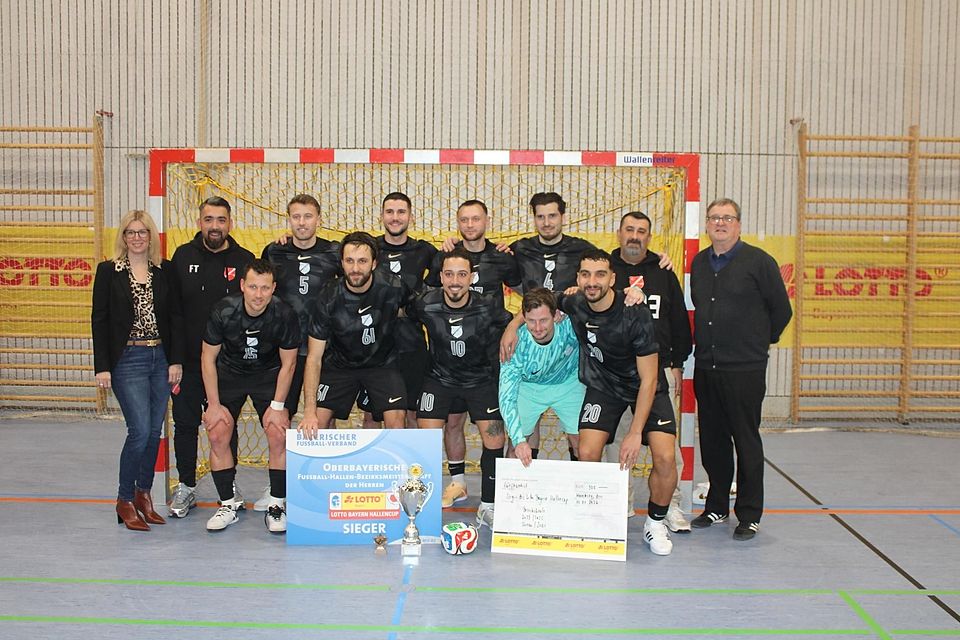 Siegerfoto: Die Fußballer von Türk Garching in Manching mit hinten v.l: Susanne Ehret (Lotto Bayern), Trainer Fatih Topçu, Dardan Berisha, Kerem Tokdemir, Thomas Schreiner, Koray Altinay Vorsitzender Hasan Celik, Hans Mayer (Bezirks-Spielleiter); vorne v.l.: Maximilian Kalus, Abdulhamit Zorlu, Tarik Camdal, Martin Maier, Akif Abasikeles.