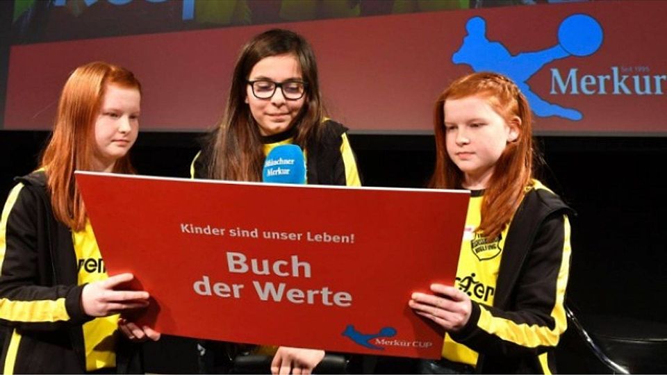 Fair geht vor: Die Zwillinge Emma und Hanna Tragl und Lara Raffa verlasen den Ehrenkodex.
