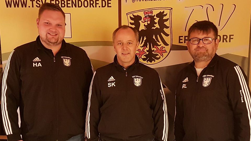 Fußballabteilungsleiter Stefan Klamt (Mitte) freut sich über die Vertragsverlängerung mit Cheftrainer Roland Lang (rechts) und dem Coach der zweiten Mannschaft, Andreas Häupl.