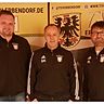 Fußballabteilungsleiter Stefan Klamt (Mitte) freut sich über die Vertragsverlängerung mit Cheftrainer Roland Lang (rechts) und dem Coach der zweiten Mannschaft, Andreas Häupl.