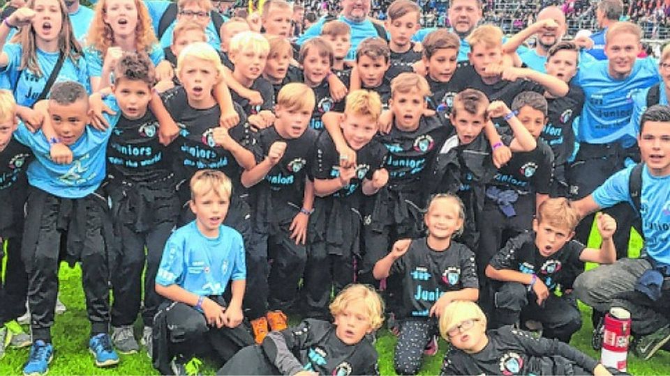 Voller Zuversicht: Die jungen Kicker des Dürener Vereins Play it Juniors freuen sich über die Teilnahme am DanCup.