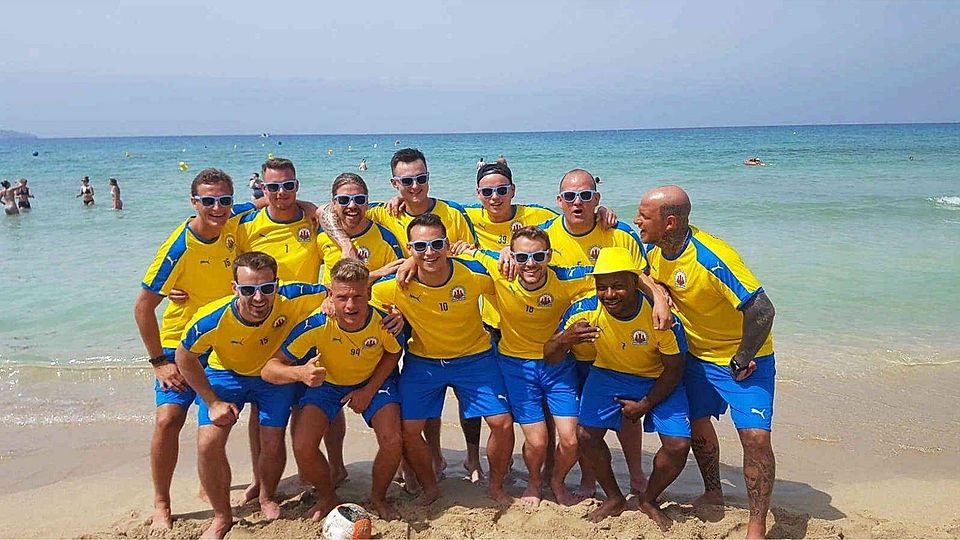 Am Strand von Mallorca feierten die Fußballer der SGP Oberlohberg in der vergangenen Woche noch ihren Saisonabschluss. Trainer Jens Szopinski (hinten, 2.v.r.) und die meisten Spieler verlassen den Verein jetzt.