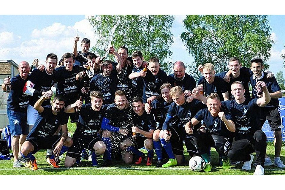 Die schwarz-blauen Jungs der SpVgg SV Weiden II grüßen als frischgebackener und auch verdienter Meister der Kreisliga Nord.  F: Nachtigall