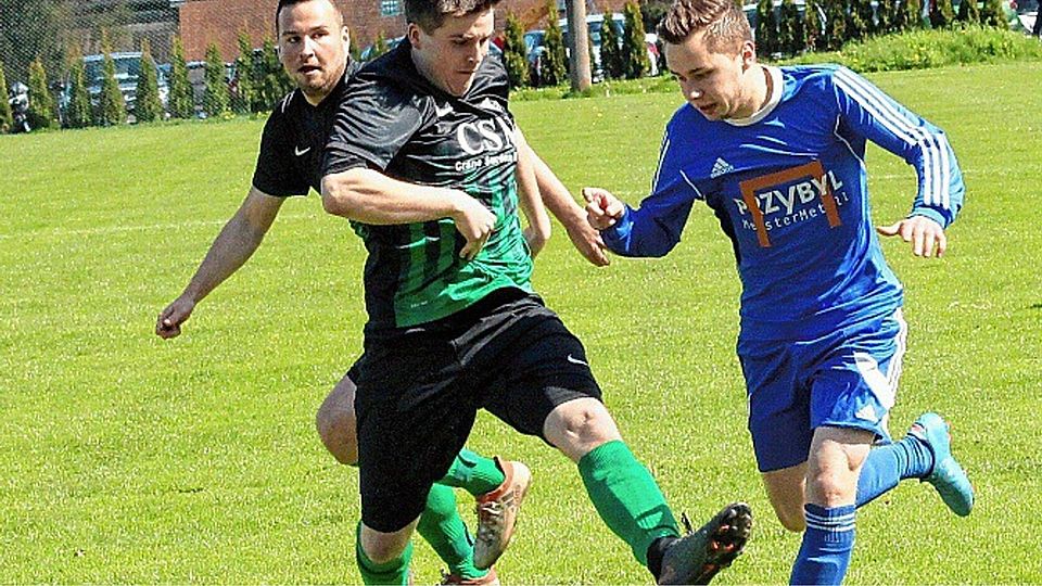 Nicht zu halten: Breitenfeldes Torschütze Torben Römer (rechts) überläuft Ferry Peters (Wentorf-Sandesneben/Schönberg). Foto: Lekien