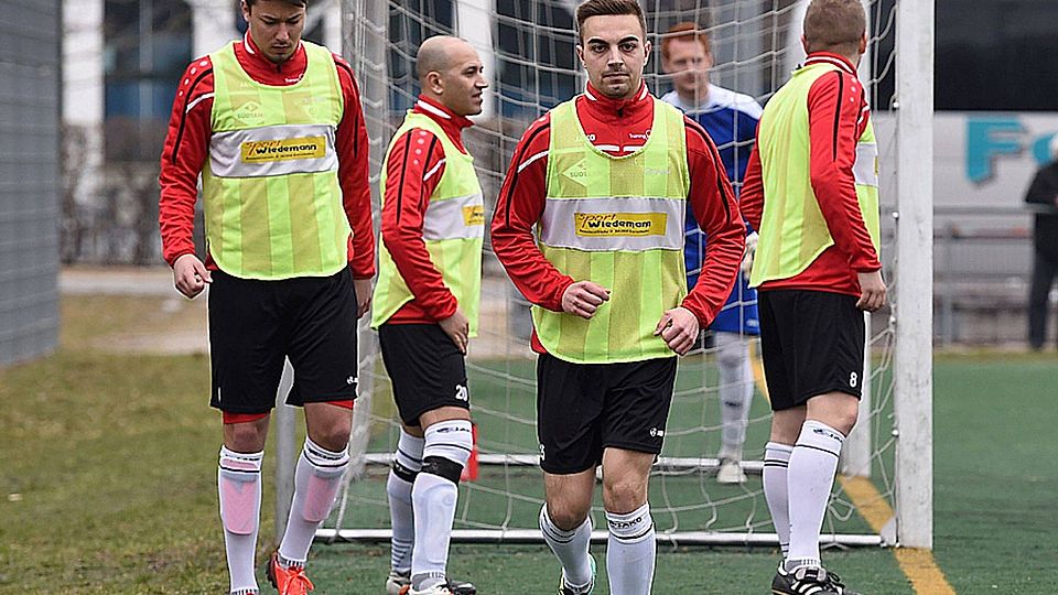 Eine Stunde durfte sich Ivica Simic (links) zusammen mit Gökmen Ertürk, Alexander Bregulla und Marco Baur warmlaufen, bevor der ehemalige FC Bayern-Jugendspieler für den TSV Gersthofen zum Einsatz kam.  Foto: Marcus Merk