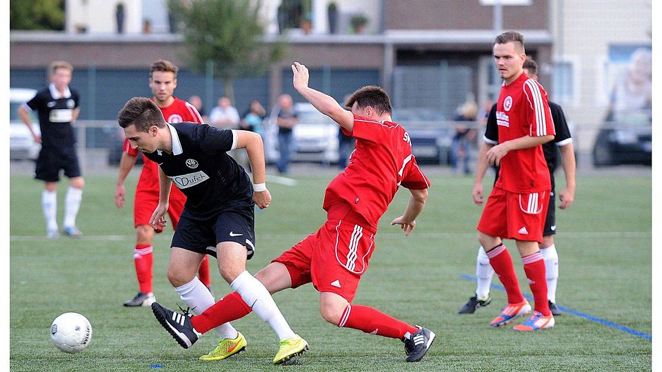 Kampf um jeden Zentimeter: Der Weisenauer Christoph Kleber (Mitte) attackiert Bodenheims Top-Angreifer Norman Loos. Die Duelle zwischen SVW und VfB sind in der kommenden Saison nur zwei von zahlreichen Derbys, auf die sich die Fans freuen können.	Archivfoto: hbz/Schäfer