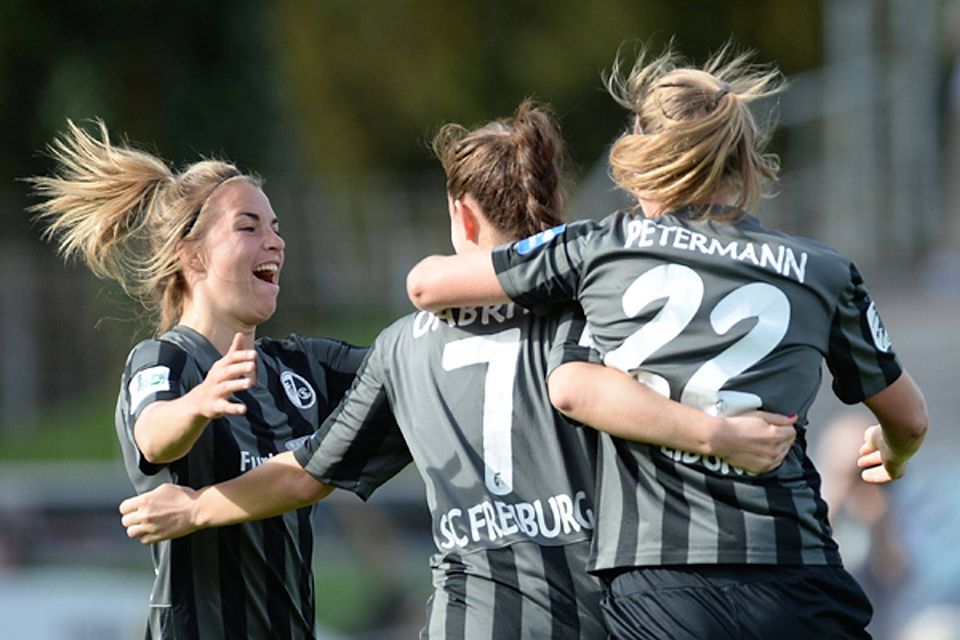 Sandra Starke (links) erzielte das letzte Saisontor der SC-Frauen, mit dem sich das Team in Hoffenheim das Unentschieden sicherte.  | Foto: Patrick Seeger