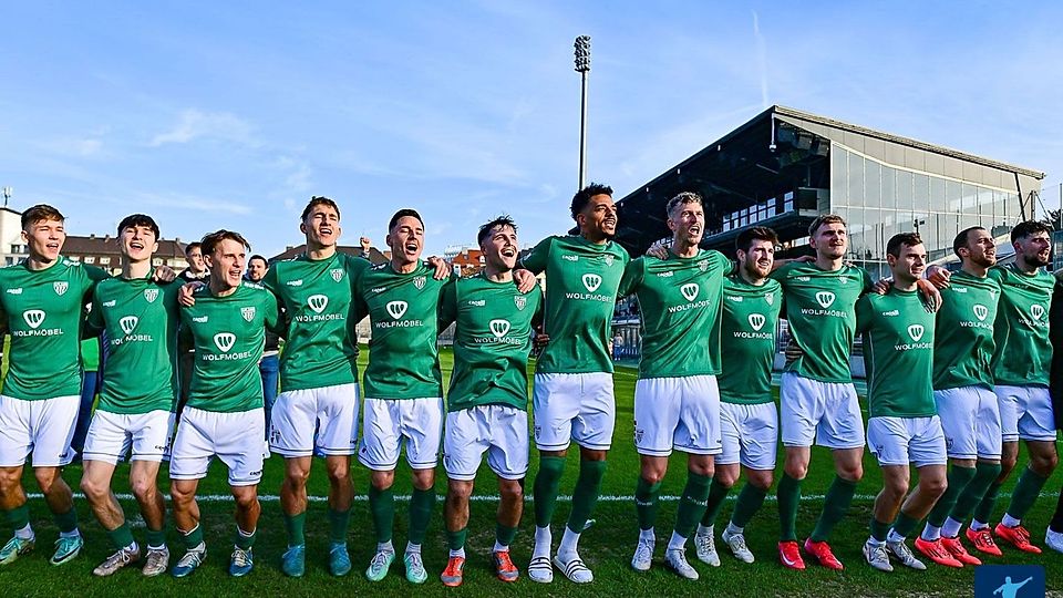 Feierten am Samstag mit den Fans in der Kurve: Die Schweinfurter Kicker um Mike Dellinger (unterm Flutlichtmast). Dessen Verletzung ist weniger schlimm als befürchtet.