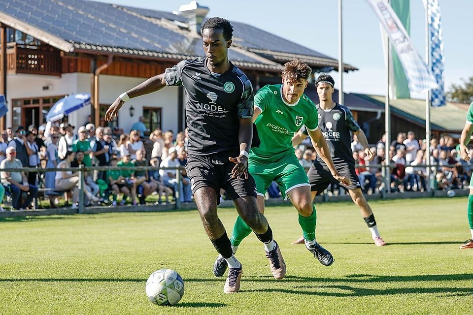 Nach einer deutlichen Klatsche gegen den TSV Murnau (grün) verliert der SV Aubing (schwarz) auch gegen den FC Moosinning. Nach einer deutlichen Klatsche gegen den TSV Murnau (grün) verliert der SV Aubing (schwarz) auch gegen den FC Moosinning.
