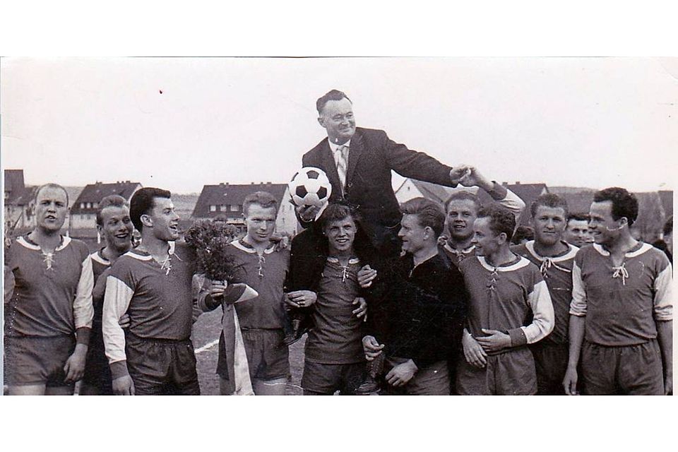Der SV 06 Alsfeld 1964 nach der Meisterschaft in der II. Amateurliga. Damit hatte sich das Team für die Aufstiegsspiele zur Hessenliga qualifiziert. Foto: 