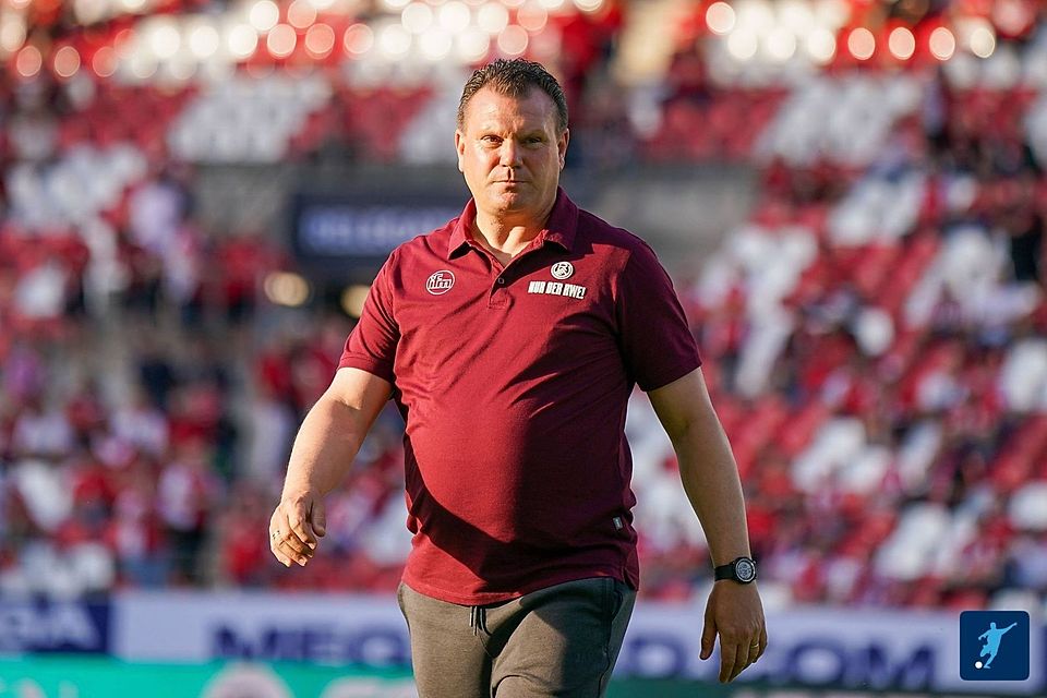 Uwe Koschinat vor Spielbeginn. Uwe Koschinat vor Spielbeginn.