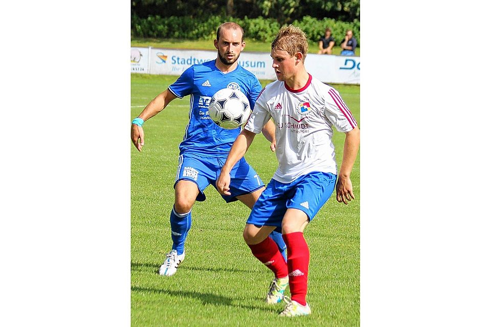 Ball im Blick: Husums Henning Lorenzen ist vor dem Tellingstedter Christian Schrum am „Leder“ und bringt das Spielgerät unter Kontrolle.