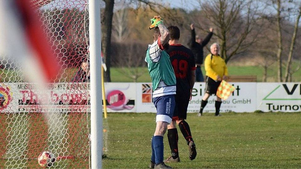 Forsts Mario Mrosky kann es nicht fassen: Der ESV verlor das Kellerduell mit 3:2 (1:1). F.: Voigt
