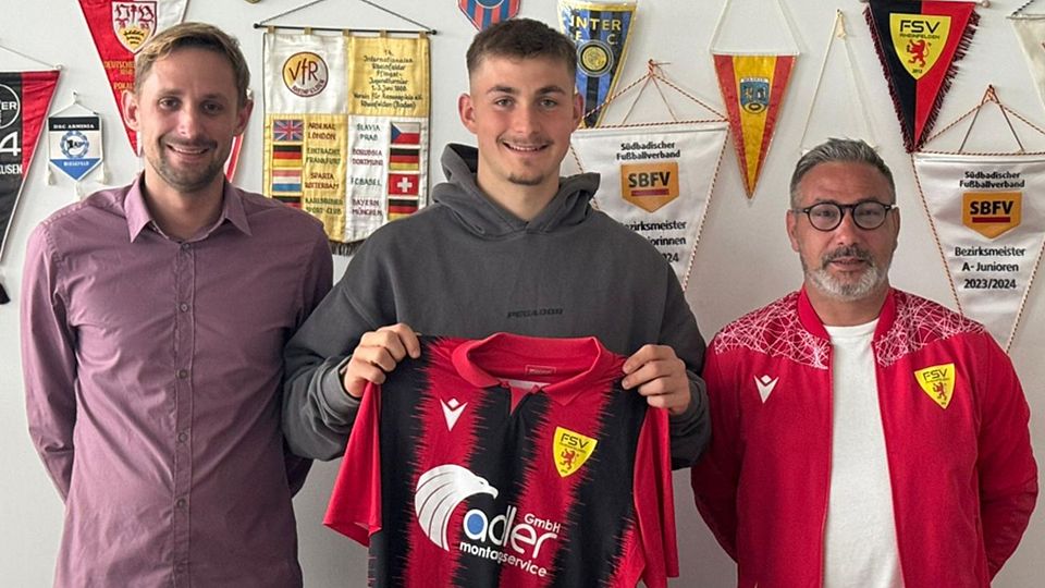 Von links: FSV-Vorstand Patrick Da Rugna, Neuzugang Simon Pakalski und Joachim Sperker (3. Vorstand) | Foto: Verein