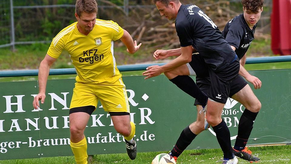 Lukas Bründl vom TSV Geiselbullach (in Gelb) im Spiel gegen den Fc Eichenau (schwarze Trikots).