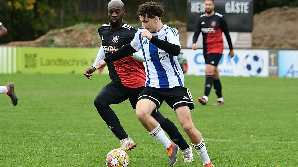 Nach drei Niederlagen zum Auftakt hievte den SV Altenstadt/WN (helles Trikot) eine Serie von vierzehn Partien ohne Niederlage bis hinauf auf Platz 2 zum Jahreswechsel.