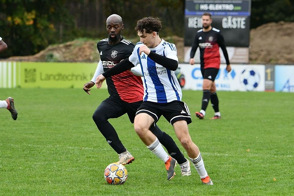 Nach drei Niederlagen zum Auftakt hievte den SV Altenstadt/WN (helles Trikot) eine Serie von vierzehn Partien ohne Niederlage bis hinauf auf Platz 2 zum Jahreswechsel.