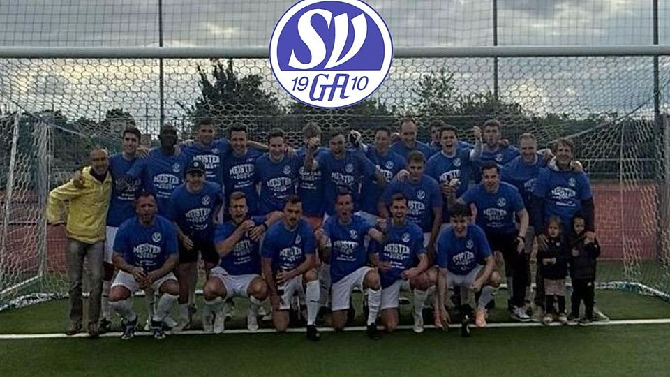 Die SV Gau-Algesheim versammelte sich nach dem Abpfiff, um die Meisterschaft zu feiern.