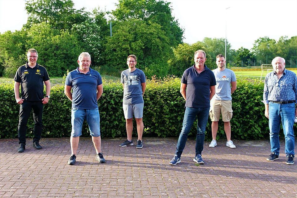 V.l.: Heiner Feldmann (Fußballvorstand), Manfred Egbers, Matthias Albert, Stefan Humbert, Matthias Otting und Franz Silkes (Vorsitzender).