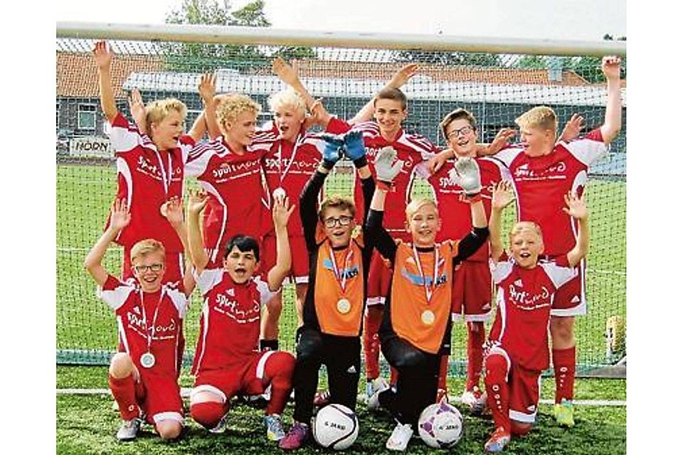 Die D-Junioren der Spielvereinigung Berne feierten  den Gewinn der  Meisterschaft ausgelassen. privat