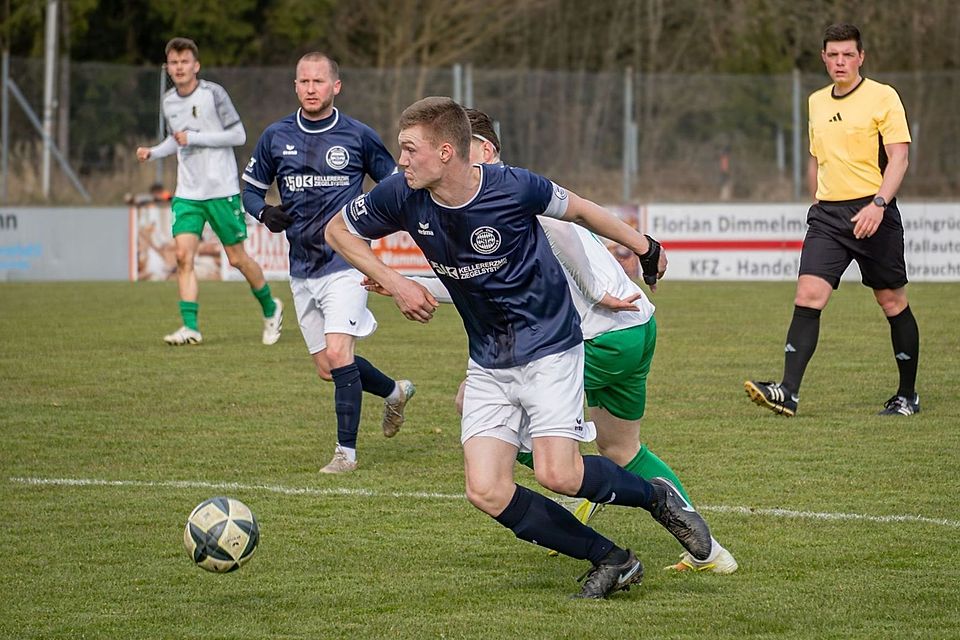 Der SC Oberweikertshofen (blau) braucht im Abstiegskampf heute dringend einen Sieg gegen den FC Memmingen II.