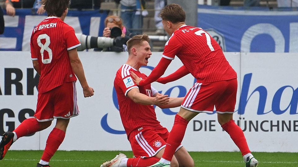 Jubel in Rot: Der FC Bayern II gewinnt das Stadtderby bei 1860 München.