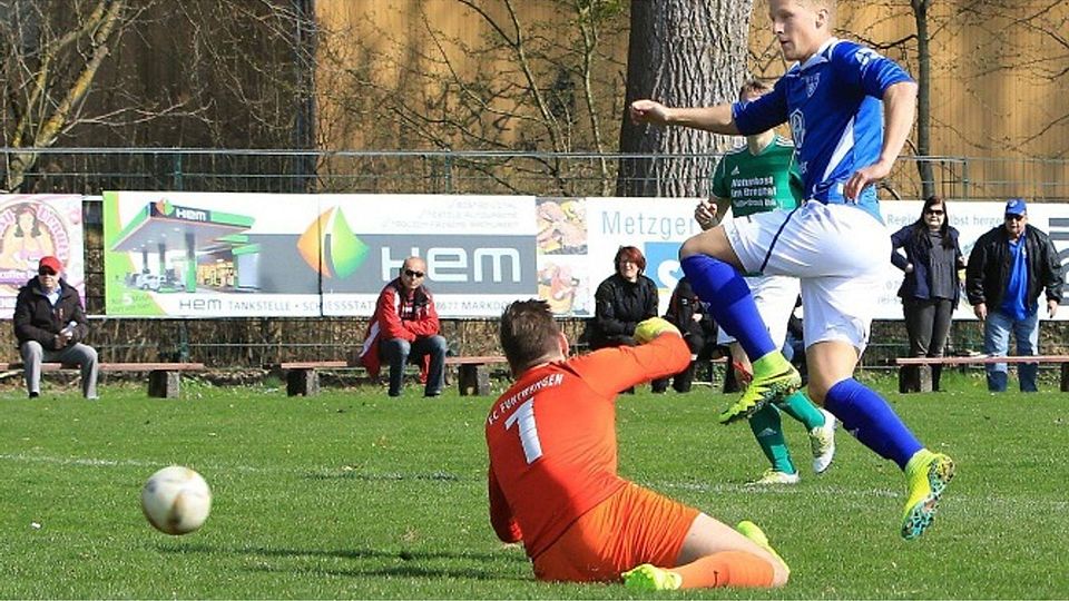 Trotz der 24 Saisontore von Sascha Hohmann (blaues Dress) schwebt Fußball-Landesligist SC Markdorf zwei Spieltage vor Saisonschluss noch in Abstiegsgefahr. SZ-Archiv: Karl-Heinz Bodon