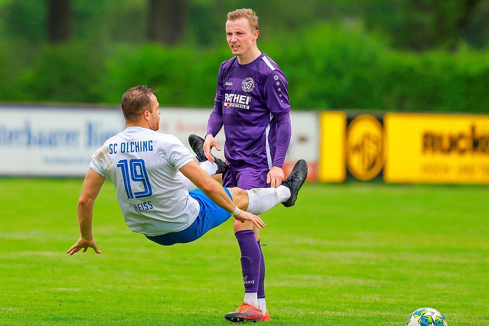 Der Abstieg droht: Sebastian Habermeyer (rechtds) würde mit dem VfR Neuburg am letzten Spieltag mit einem Sieg gegen den SV Egg an der Günz sicher in die Relegation einziehen. 