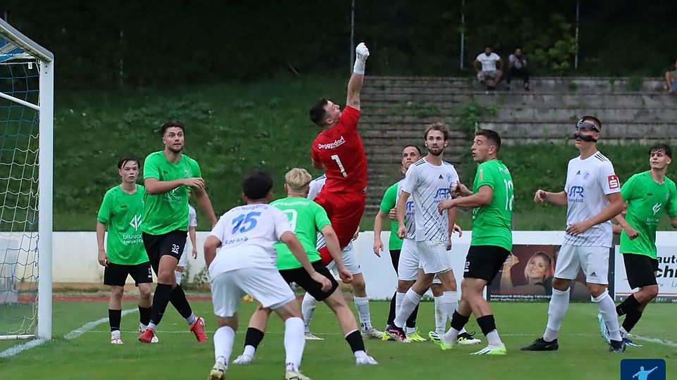 Im Hinspiel hielt der FC Dingolfing (in weiß) die SpVgg GW Deggendorf knapp mit 2:1 in Schach 